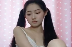 原平台清纯小骚货直播求爸爸抱，苗条身材激情收费秀！